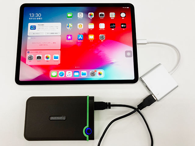 iPadと「Lightning - USB 3カメラアダプタ」「HDD」の接続図